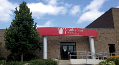 Photo de la porte d’entrée de l’Université Charles Sturt.