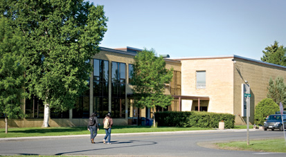 Photo d’étudiants marchant en face d’un des édifices de l’Université Lakehead.