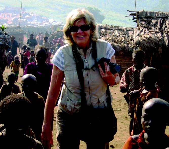 Photo de Sally Armstrong, journaliste, entourée d’enfants en Somalie.