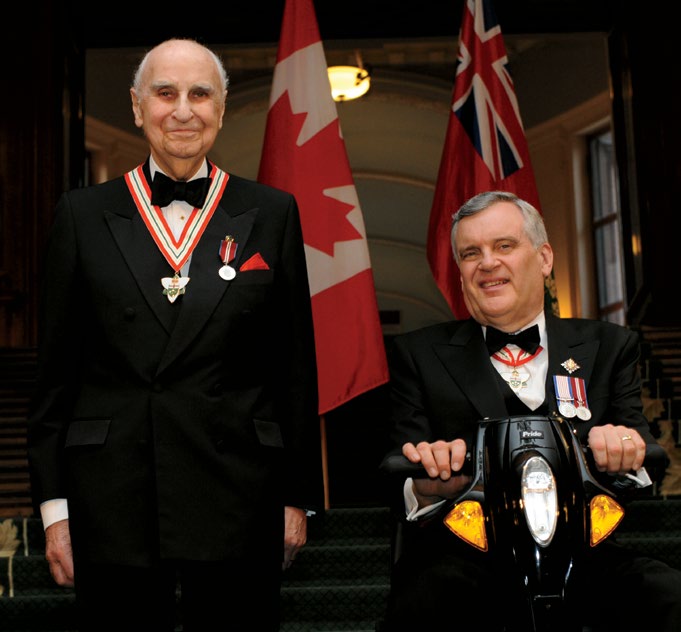 Photo du lieutenant-gouverneur de l’Ontario, David Onley, et du juge Sydney Robins. Ce dernier reçoit l’Ordre de l’Ontario en 2013.