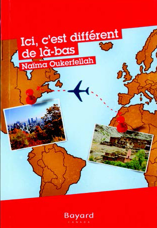 Illustration de la couverture du roman jeunes seIci, c’est différent de là-basoù figurent une partie des deux Amériques et de l’Europe, un avion en vol transatlantique et deux cartes postales.