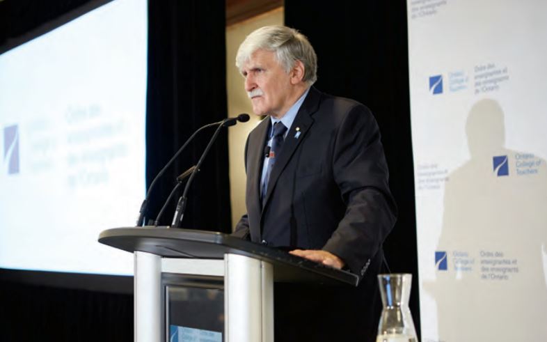 Photo du lieutenant-général Roméo Dallaire, à la retraite de l’armée, durant son allocution d’ouverture au congrès de l’Ordre Inspirer la confiance au public.