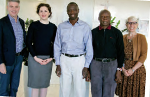 Photo de deux enseignants de l’Ouganda et de Michael Salvatori, chef de la direction et registraire, Angela De Palma, présidente du conseil, et Kathy Anstett, agente de relations extérieures.