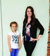 Photo de la jeune artiste Sophia Leopold-Muresan et de son enseignante, Megan Chase.