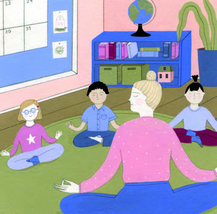Illustration d'une enseignante assise sur un tapis en lotus , les yeux fermés. Trois élèves également assis en lotus et les yeux fermés sont devant elle en demi-cercle. Ils méditent en classe.