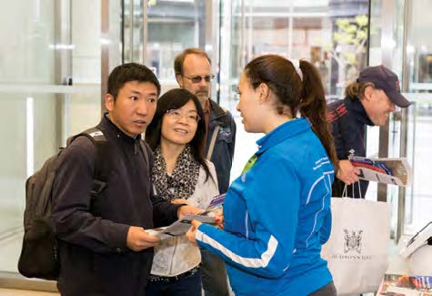 Photo d'une représentante de l'Ordre accueillant des visiteurs lors de l'évènement Portes ouvertes Toronto