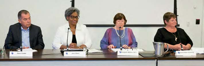 Photo des conférenciers invités à l'assemblée annuelle des membres. De gauche à droite : Dave Cooke, ancien ministre de l'Éducation; Avis Glaze, ancienne commissaire de la Commission royale sur l'éducation; Margaret Wilson, enseignante agréée de l'Ontario, première registraire de l'Ordre; et Donna Marie Kennedy, première présidente du conseil.