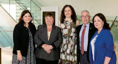 Photo du 20<sup>e</sup> anniversaire de l'Ordre. De gauche à droite : Elizabeth Papadopoulos, enseignante agréée de l'Ontario, Donna Marie Kennedy, Larry Capstick et Marilyn Laframboise, enseignante agréée de l'Ontario, anciens présidents. Au centre : Angela De Palma, enseignante agréée de l'Ontario, actuelle présidente.