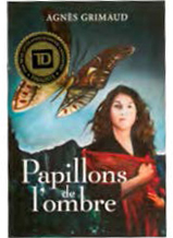 Image de la couverture du livre intitulé Papillons de l'ombre, montrant une jeune femme qui se tient debout, sous un papillon géant