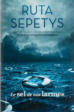 Image de la couverture du livre intitulé Le sel de nos larmes, montrant des bouées parsemées dans l'océan, sous un ciel sombre et orageux 