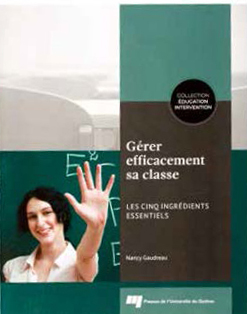 Vignette de la couverture du livre Gérer efficacement sa classe, sur laquelle figurent deux photos : la première montrant des chaises alignées derrière des bureaux d’école, et la deuxième, une enseignante qui lève la main et regarde l'objectif en souriant.
