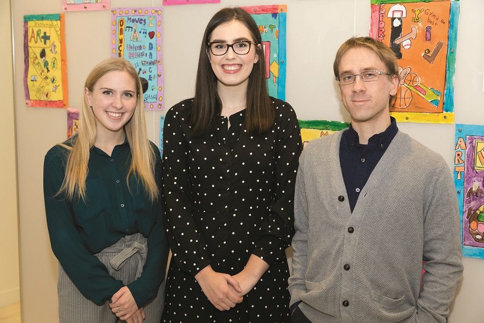 Photo des trois lauréats des bourses de l'Ordre, souriants. De gauche à droite : Taylor Crawford, Sarah Salt et Luke Sawczak.