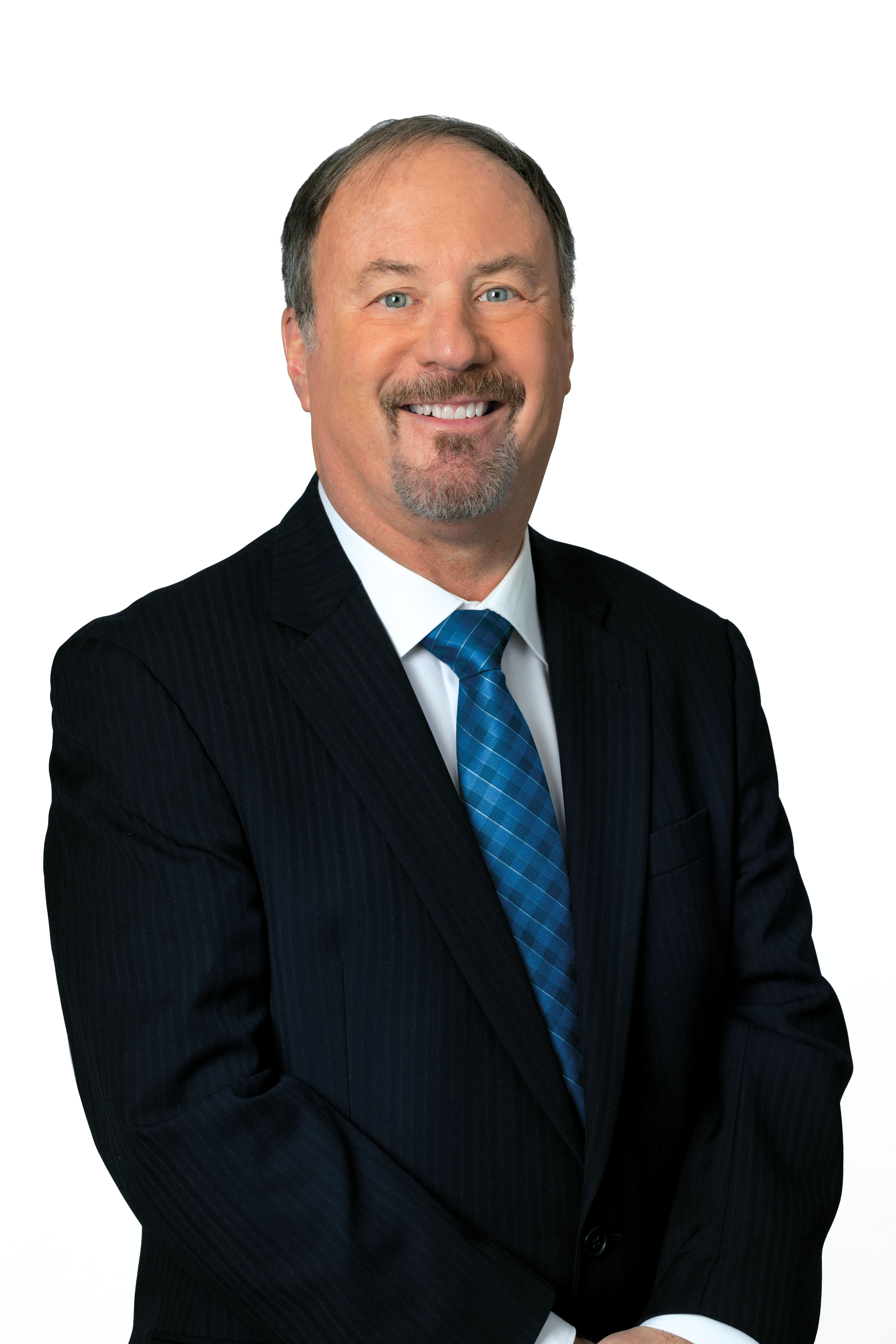 Paul Picard, enseignant agréé de l’Ontario et registraire adjoint intérimaire de l’Ordre, debout et souriant.
