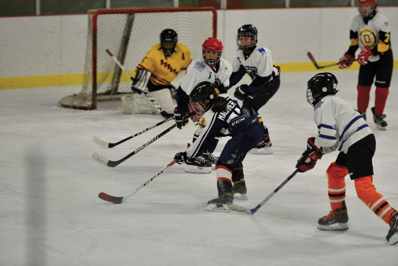 Des jeunes jouant au hockey