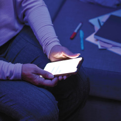 Personne tenant un téléphone cellulaire