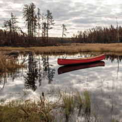 Un canoë sur un lac
