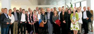 Photo d’un grand groupe constitué de membres du personnel de l’Ordre et de membres d’une délégation représentant les directions d’école indépendantes du Danemark.