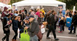 Photo de personnes qui visitent le festival The Word On The Street. Le kiosque de l’Ordre figure à l’arrière-plan.
