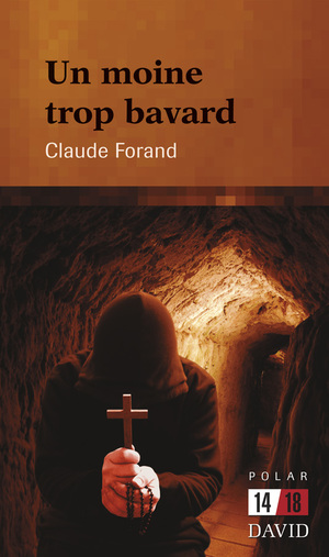 Illustration de la couverture du roman Un moine trop bavard qui montre un moine, la tête baissée, couverte d’un capuchon. Il semble se trouver dans une crypte et ses mains jointes tiennent un crucifix et un rosaire.