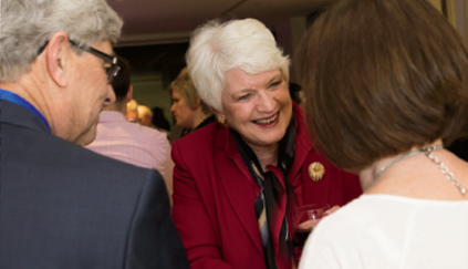 Photo de Liz Sandals, ministre de l’Éducation, s’entretient avec des fournisseurs de l’Ordre à l’occasion d’une réception visant à les remercier.