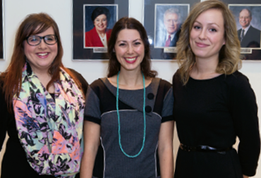 Photo de Shyla Pogany, Jennifer Cook et Emma Dunn. Elles sont récipiendaires de bourses de l’Ordre.