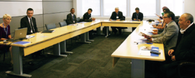 Photo de membres d’une délégation du ministère de l’Indonésie, assis autour d’une table de réunion aux bureaux de l’Ordre.