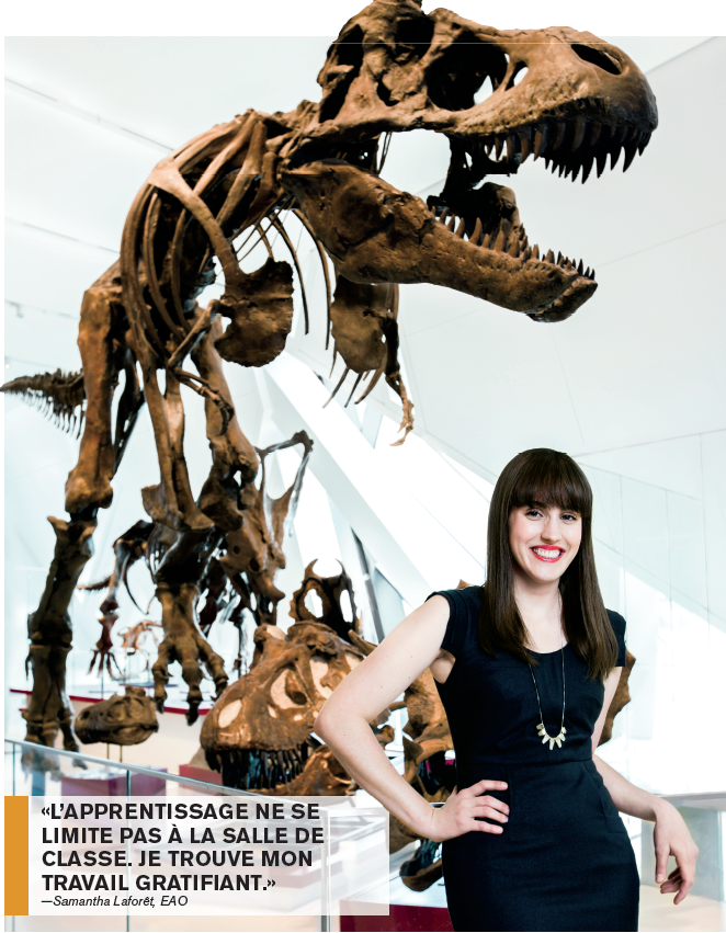 Photo de Samantha Laforêt, enseignante agréée de l’Ontario, debout devant le squelette d’un Tyrannosaurus rex qui fait partie de la collection de fossiles du Musée royal de l’Ontario.