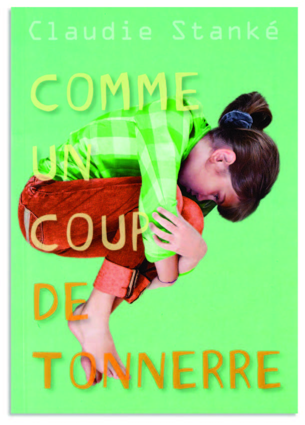 Illustration de la couverture du roman Comme un coup de tonnerre qui montre une fille recroquevillée sur elle-même flottant sur un fond vert. 