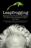 Illustration de la couverture de l’ouvrage Leapfrogging où figure une grenouille qui saute par-dessus le crâne à moitié d’un homme.