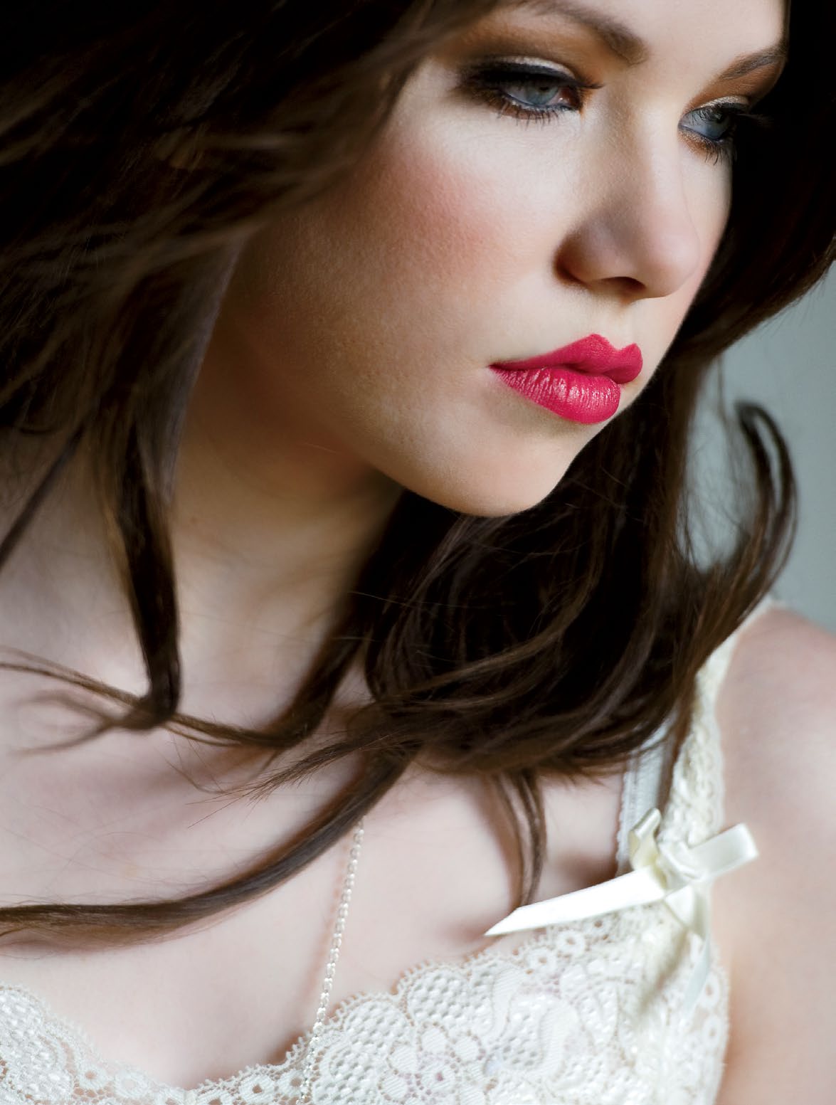 Portrait en très gros plan de Carly Rae Jepsen, auteure-compositrice-interprète et actrice. Elle est maquillée, porte un rouge à lèvres, a un regard pensif et sérieux.