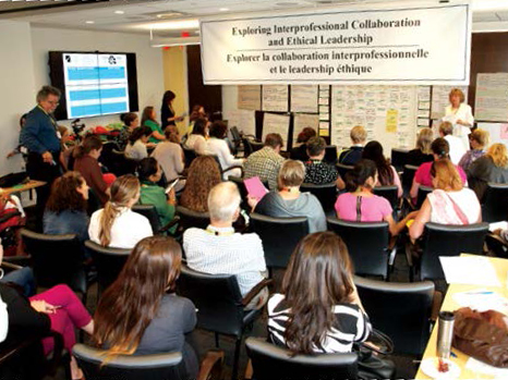 Photo d’une salle comble de participants à un atelier d’été de l’Ordre. Une grande affiche annonce le thème : Explorer la collaboration interprofessionnelle et le leadership éthique.