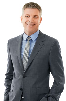 Photo de Michael Salvatori, chef de la direction et registraire, debout et souriant, les mains dans les poches.