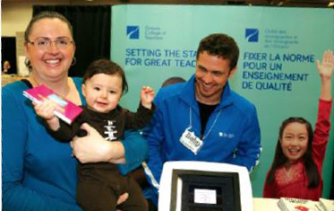 Photo d’un membre du personnel de l’Ordre qui accueille une mère et son bébé à la Baby Expo de London.