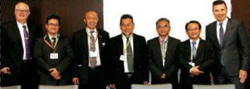 Photo de membres d’une délégation de l’Indonesian National Accreditation Board of Schools. Michael Saver, administrateur de l’Agrément, et Richard Lewko, directeur des Services généraux et soutien au conseil, encadrent le groupe.