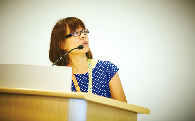 Photo de Dora Nipp, de la Commission ontarienne des droits de la personne, au microphone.