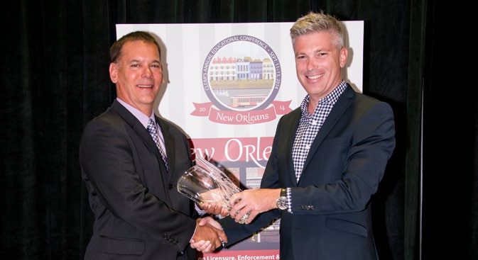 Photo de Darrel Crimmins, ancien président de CLEAR, et Michael Salvatori, chef de la direction et registraire, qui reçoit un prix.