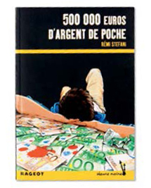 Illustration de la couverture du livre de poche 500 00 euros d’argent de poche montrant un garçon de dos, assis sur le sol. On le voit, les deux mains derrière la nuque, appuyé contre une pile de gros billets.