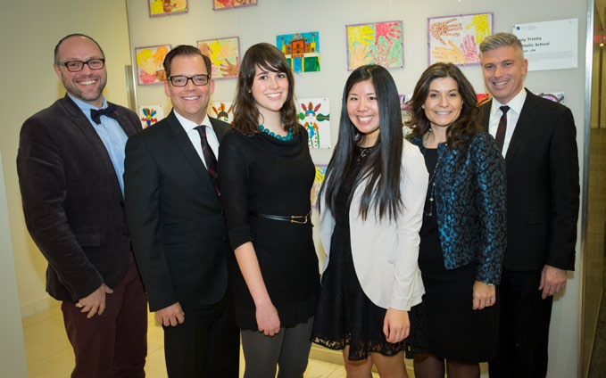 Photo de Marc Dubois, vice-président du conseil; Joe Jamieson, registraire adjoint; Rosalind McCanny et Stephanie Lum, boursières; Liz Papadopoulos, présidente du conseil et Michael Salvatori, chef de la direction et registraire.