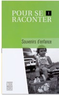 Illustration de la couverture du recueil Écrire pour se raconter : Souvenirs d’enfance. Une petite fille est assise sur le gazon avec un panier qui contient des chatons. À l’arrière-plan, le devant d’une ancienne voiture figure en partie. L’image est en noir et blanc.