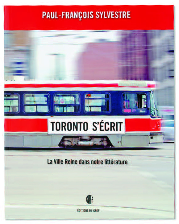 Illustration de la couverture de l’ouvrage Toronto s’écrit : La ville reine dans notre littérature où figure un tramway rouge et gris qui passe en vitesse.