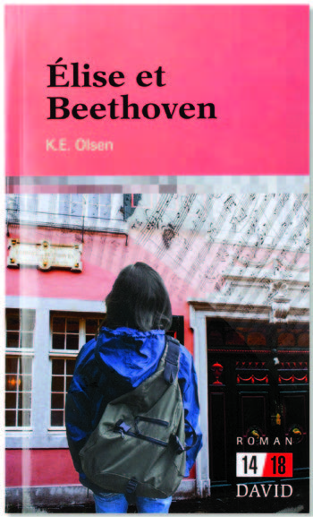 Illustration de la couverture du roman d’aventures Élise et Beethoven où figure une adolescente, vue de dos, devant des maisons.