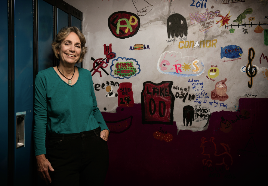 Photo de Lynn Heath, enseignante agréée de l’Ontario, appuyée contre des casiers dans un couloir de l’école.