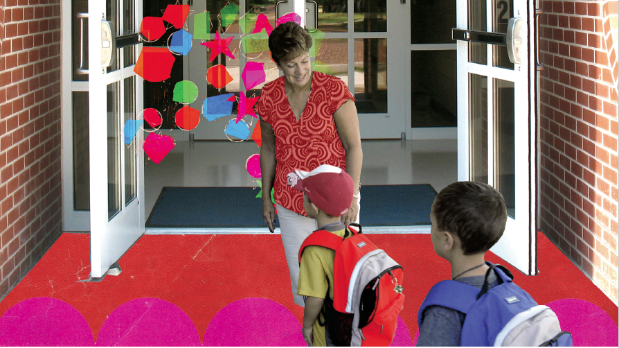 Photo illustrée de deux élèves arrivant aux portes de l’école. Ils sont accueillis par un membre du personnel. Des pièces de couleurs variées, semblables à du papier de soie, sont superposées à l’entrée de l’école.