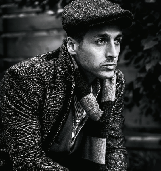 Photo noir et blanc de Raine Maida, auteur-compositeur-interprète et activiste social. Il regarde au loin.