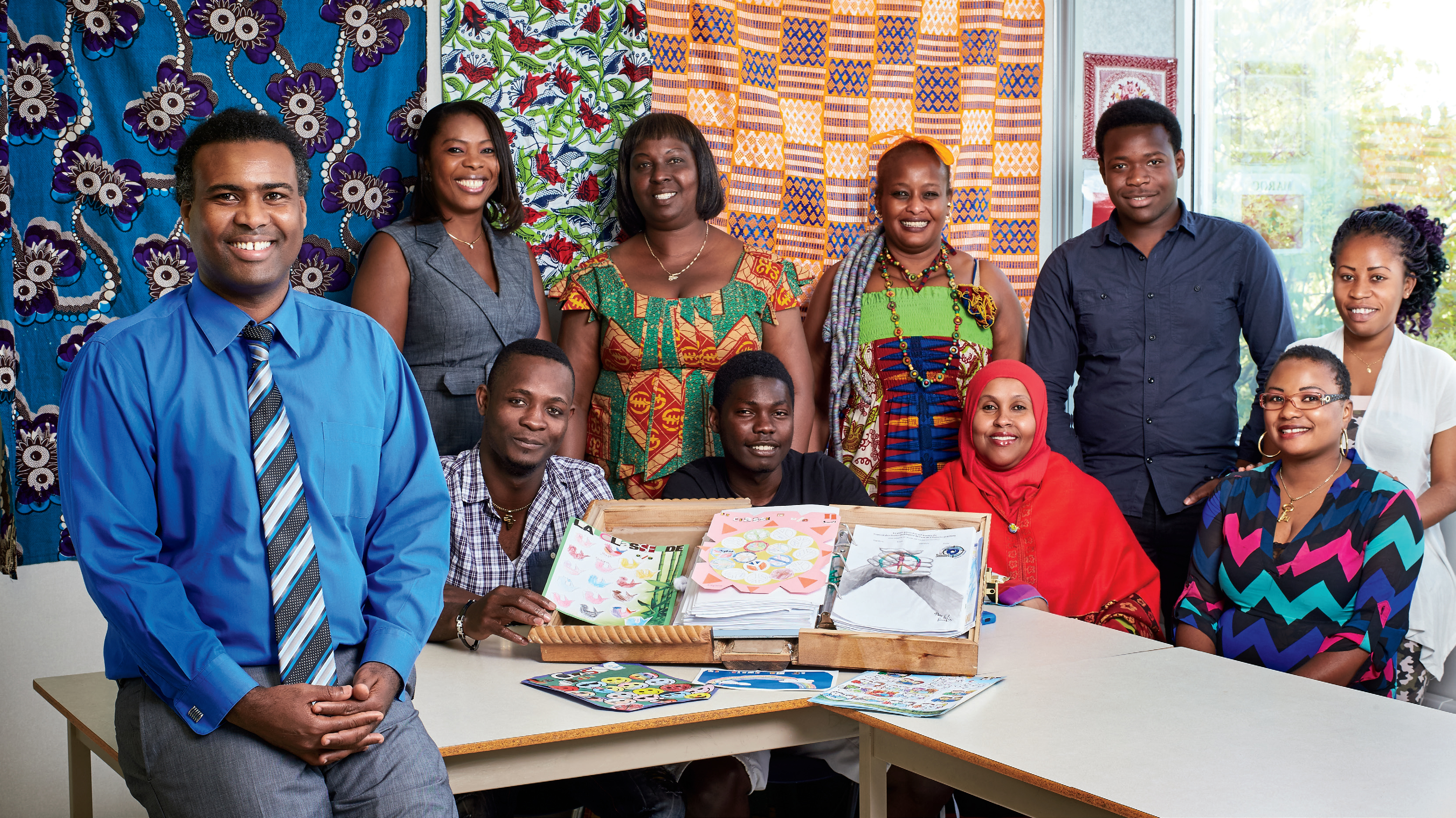 Photo d’Abdi Bileh Dirir, enseignant agréé de l’Ontario, dans une salle de classe. Il est accompagné de ses élèves adultes, des personnes qui viennent de tous les coins du monde.