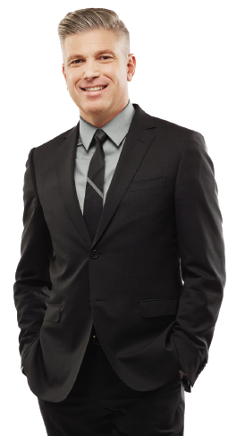 Photo de Michael Salvatori, chef de la direction et registraire, debout et souriant, les mains dans les poches.
