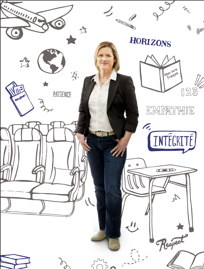 Photo illustrée d’une enseignante agréée de l’Ordre, confiante, debout, les pouces dans les poches de son pantalon. Sur un fond blanc recouvert de dessins représentant un avion, des sièges d’avion, un pupitre, un globe et un livre de français, les mots illustrés «horizons», «patience», «intégrité», «respect» et «empathie» entourent l’enseignante.