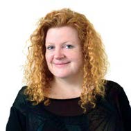 Photo de Samantha Simpson, enseignante agréée de l’Ontario, souriante. Son prénom en texte illustré et des roues dentées figurent à côté de sa photo.