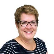 Photo de Sylvie Forest Palkovits, enseignante agréée de l’Ontario, souriante. Son prénom en texte illustré et un diplôme roulé figurent à côté de sa photo.