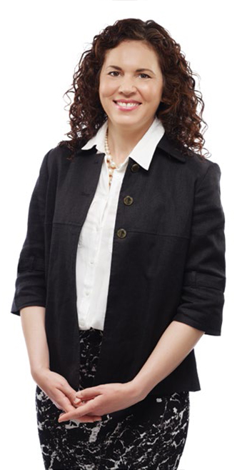Photo d’Angela De Palma, présidente du conseil, debout et souriante, les mains croisées.